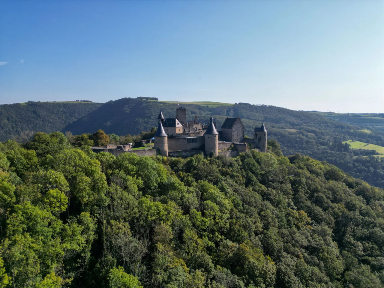 Dronefoto van Bourscheid kasteel Luxemburg - Reiskick