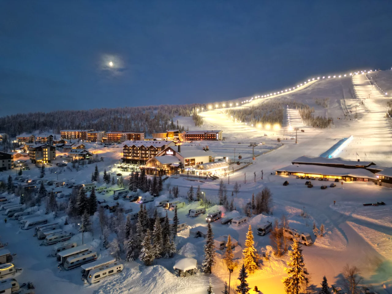 Yllasjarvi Skigebied dronefoto - Reiskick