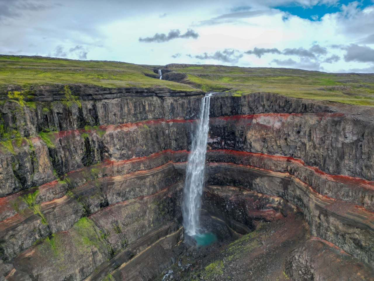 Hengifoss waterval IJsland rood klei - Reiskick