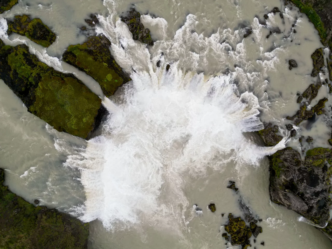 Dettifoss droneshot van bovenaf - Reiskick