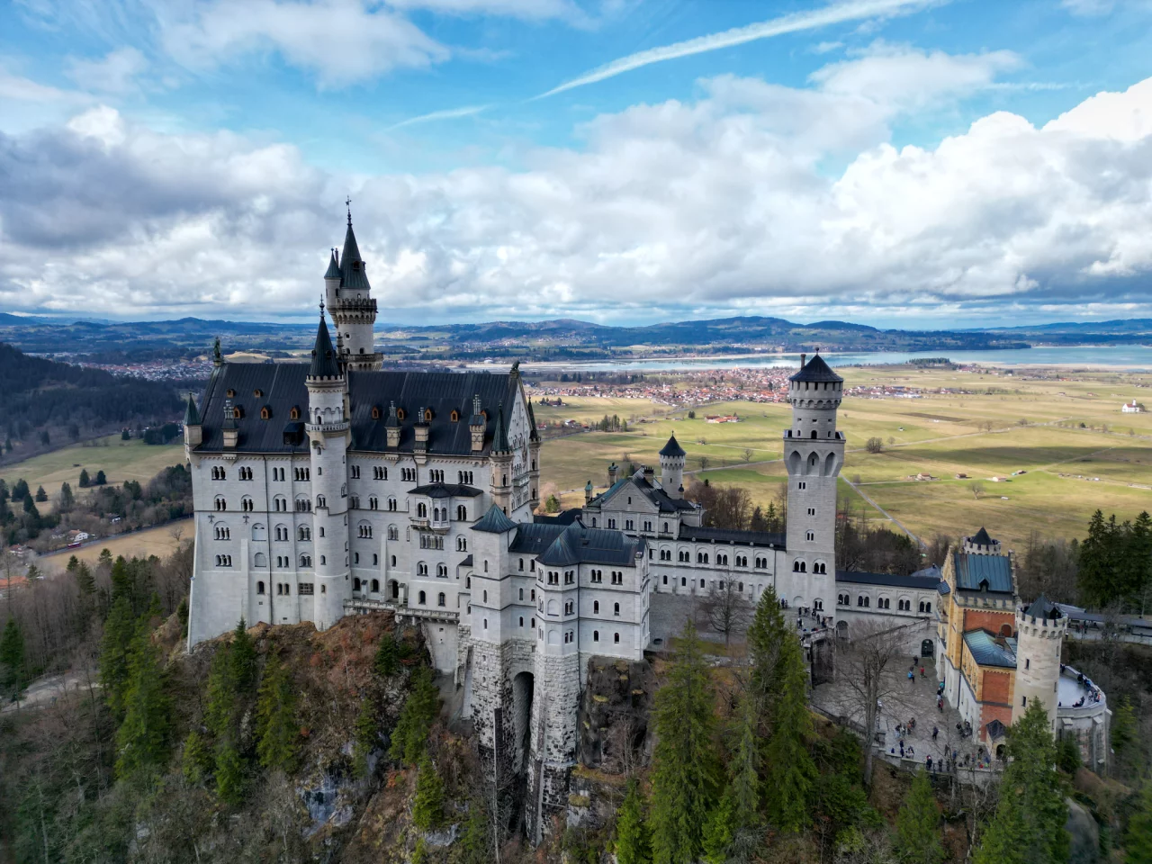 Slot Neuschwanstein - kasteel in Beieren, het dorp Hohenschwangau