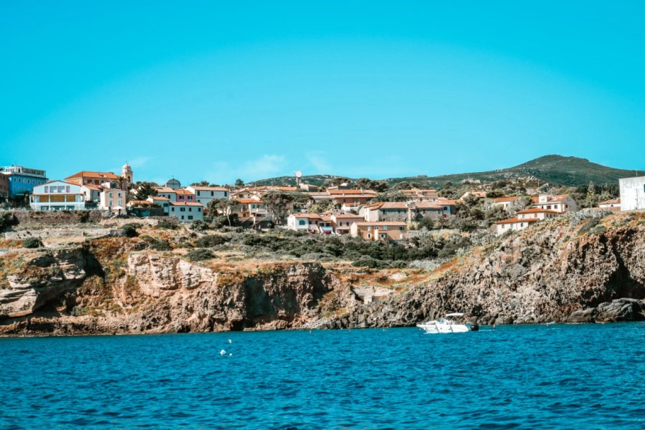 Het rotsachtige Capraia in Toscane - Reiskick