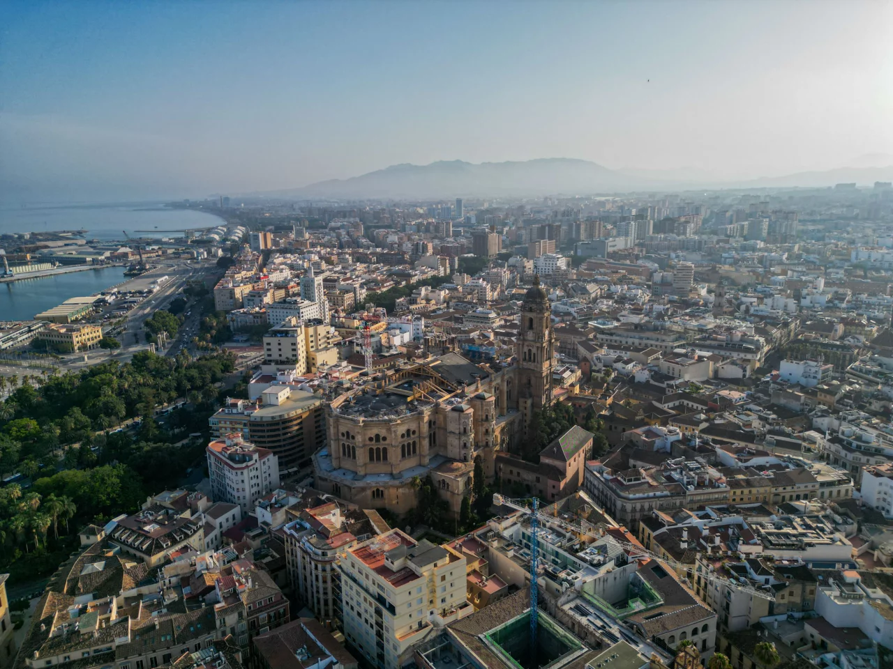 Drone foto skyline Malaga Spanje - Reiskick