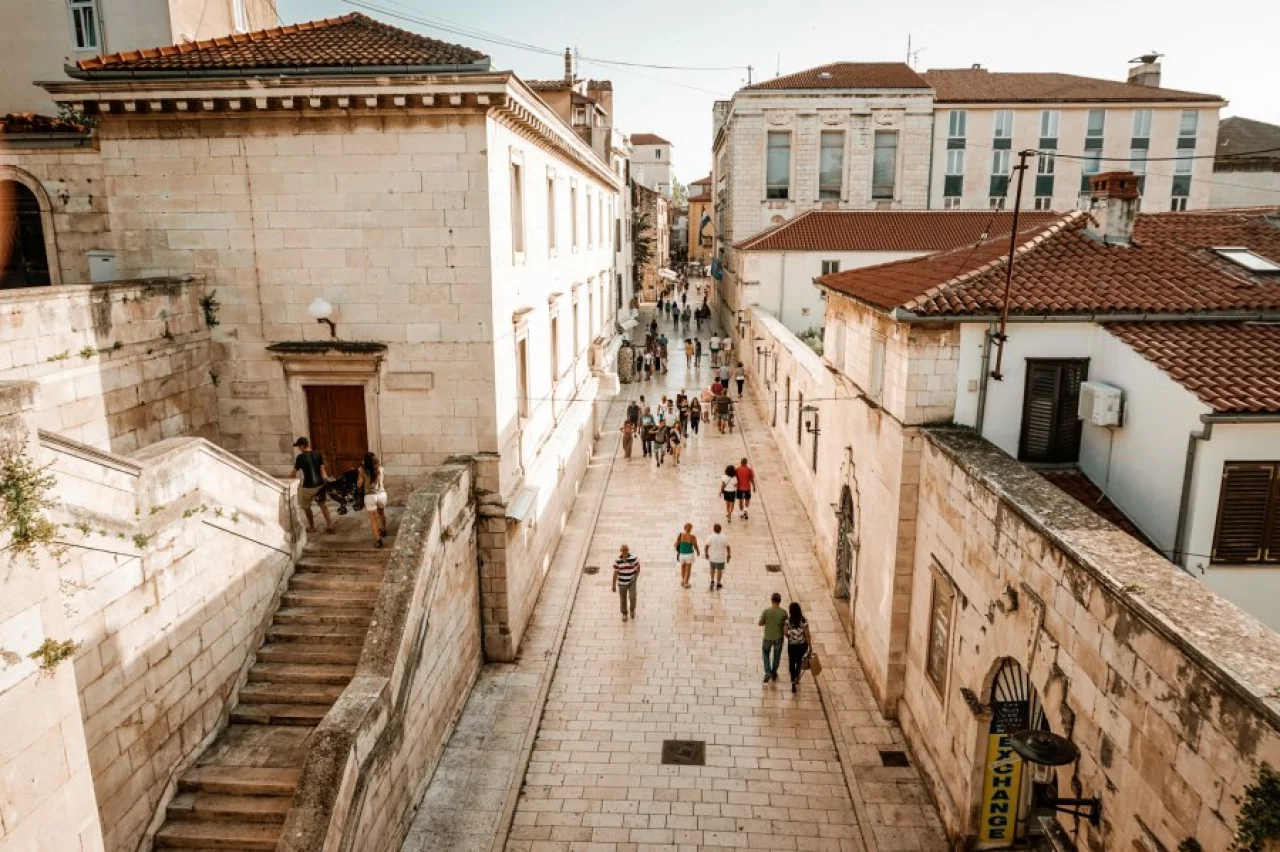 De mooie stad Zadar in Kroatië - Reiskick
