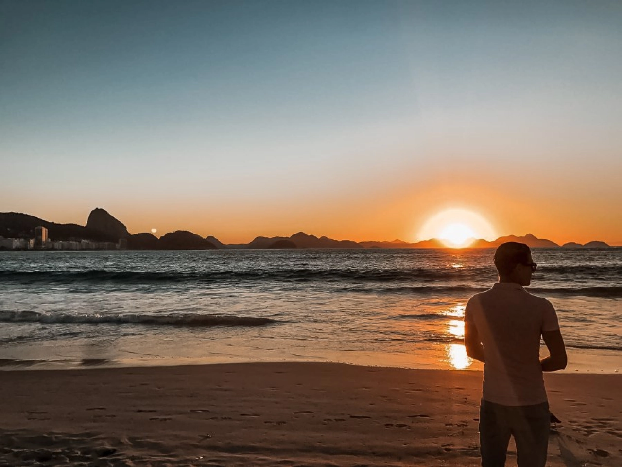 zonsopkomst Copacabana beach Rio - Reiskick