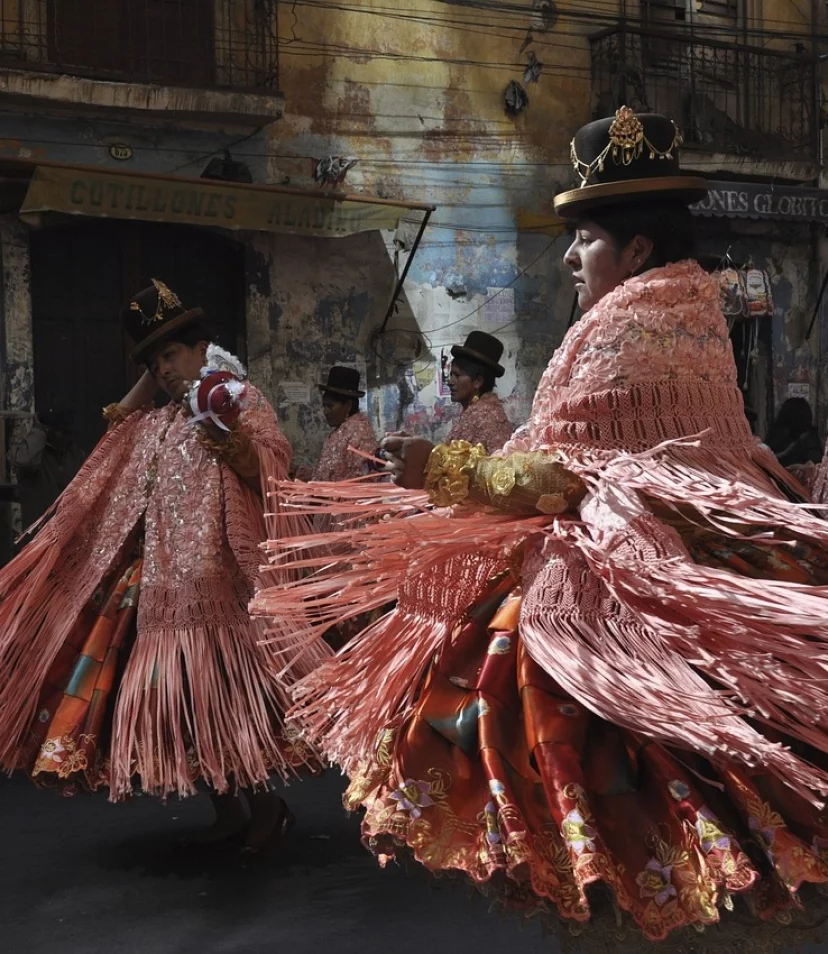 Inheemse dansende vrouwen Bolivia en Peru